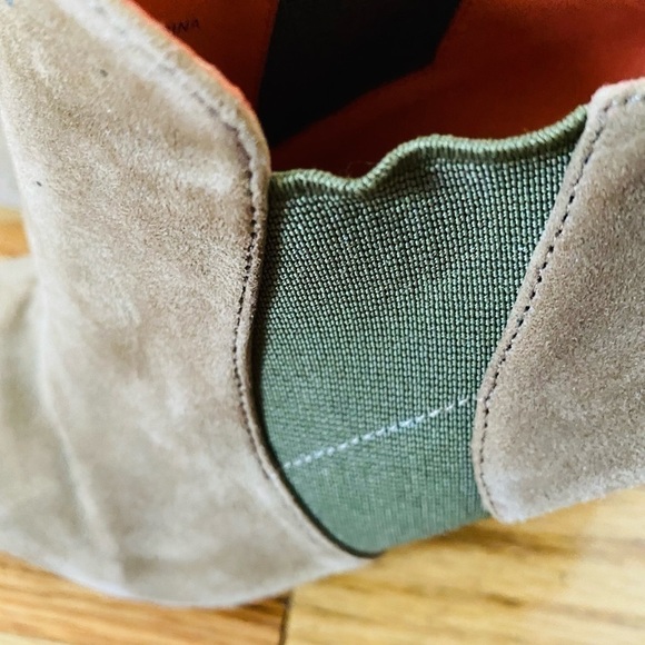 Via Spiga taupe suede ankle bootie with green fabric detail. 4.5 “ heel. Size 8. - Picture 10 of 10